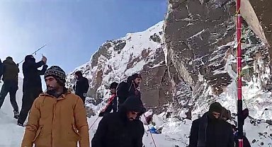 Ağrı'da kepçe devrildi: 4 ölü