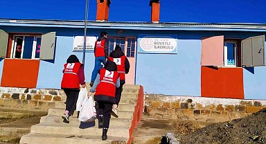Ağrı'da Kızılay gönüllüleri vatandaşların yüzünü güldürüyor