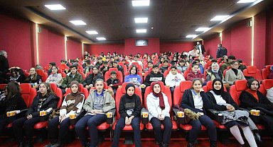 Ağrı'da öğrenciler, şehit öğretmenin hayatını anlatan filmi izledi