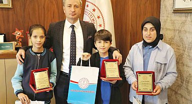 Ağrı'da "Sözlük Tasarım" yarışmasında dereceye giren öğrencilere ödülleri verildi