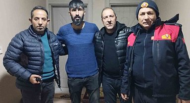 Ağrı'da tipide kaybolan atını arayan vatandaş kurtarıldı