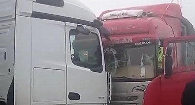 Ağrı'da yoğun sis, 3 araç kaza yaptı
