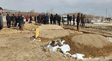 Ağrı'da yol açmaya giden iş makinasının devrilmesi sonucu hayatını kaybeden 4 kişi toprağa verildi