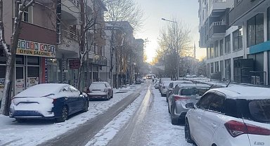 Ağrı'nın Patnos ilçesinde etkili olan kar yağışı geceyi adeta aydınlattı