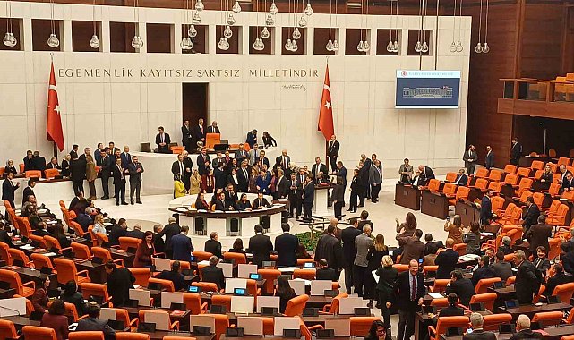 AK Partili milletvekilleri TBMM'de söz verilmemesini protesto etti