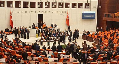 AK Partili milletvekilleri TBMM'de söz verilmemesini protesto etti