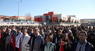 Akademisyenler ve üniversite öğrencileri şehitler için toplandı, terörü lanetledi