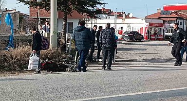 Akaryakıt istasyonundan çıkan motosiklete otomobil çarptı