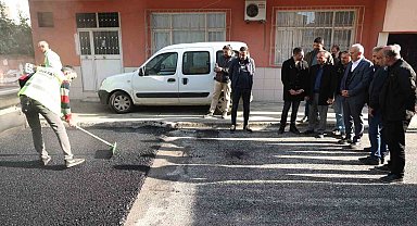 Akdeniz Belediyesi, kendi ürettiği asfaltı dökmeye başladı