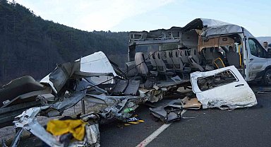 Akıllara durgunluk veren kaza, minibüs kağıt gibi yırtıldı: 1 ölü, 4 yaralı