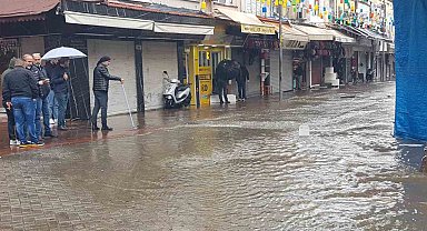 Alanya'da rögarlar taştı, çarşı merkezini su bastı