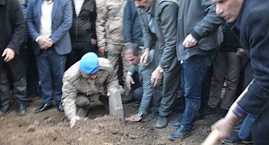 Albay, vefat eden korucubaşının mezarına kendi elleriyle toprak attı