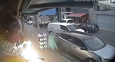 Alev alan kamp ocağını eliyle taşıyıp tekmeleyerek söndürdü