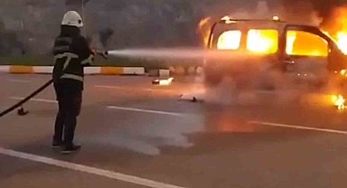 Alev alan seyir halindeki araç küle döndü