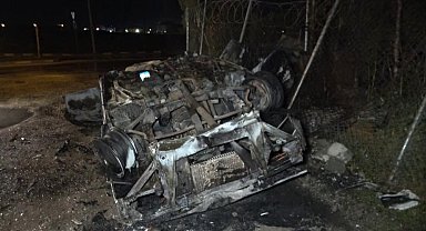 Alev kapanında can pazarı...Virajı alamadı takla attı, sürücü alev alan araçtan böyle kurtarıldı