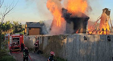 Alevlere teslim olan bungalov kül oldu