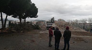 Aliağa'da 55 yıllık Namık Kemal İlkokulu yıkıldı