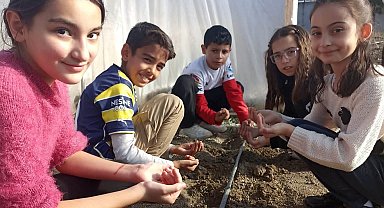 Altıntaş'ta öğrenciler yerli tohumları toprakla buluşturdu