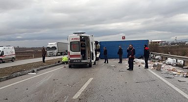 Amasya'da devrilen kamyon yolu ulaşıma kapattı
