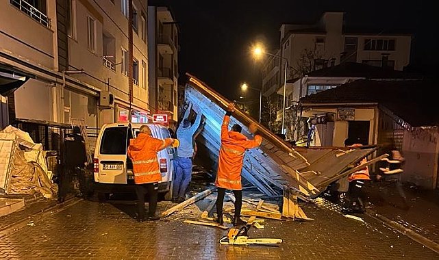 Amasya'da fırtına: Çatılar araçların üstüne uçtu, ağaçlar devrildi