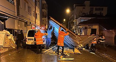 Amasya'da fırtına: Çatılar araçların üstüne uçtu, ağaçlar devrildi
