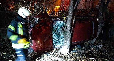 Amasya'da otomobil evin bahçesine uçtu