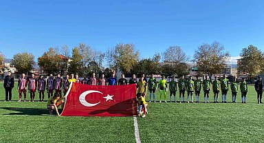 Amatör maçta şehitlere saygı, hakemlere çiçekli karşılama