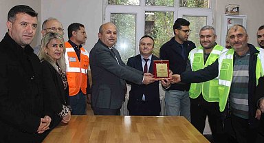 Ambulansa yol veren trenin makinisti plaketle ödüllendirildi