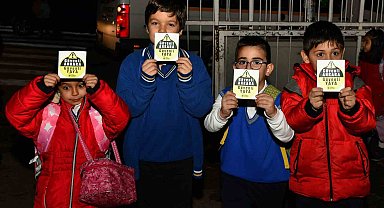 Ankara Büyükşehir Belediyesinden öğrencilere reflektörlü çıkartma ve kol bandı