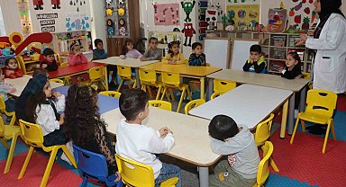 Anneler kursta çocuklar kreşte