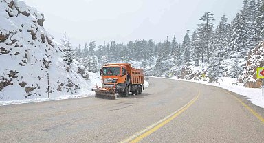 Antalya-Konya karayolunda kar kalınlığı 25 santime ulaştı