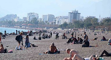 Antalya'da dünyaca ünlü sahilde yılın son yoğunluğu