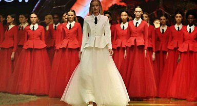 Antalya'da güzeller geçidi: Dünyaca ünlü modeller Antalya'da podyuma çıktı