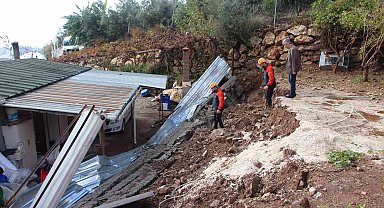 Antalya'da istinat duvarı çöktü, iki ev zarar gördü