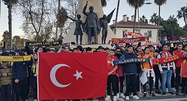 Antalya'da vatandaşlar terörü protesto etti