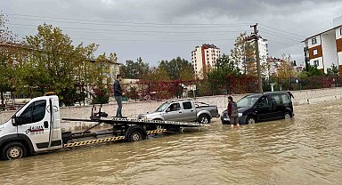 Antalya'da yağış hayatı olumsuz etkiledi: Araçlar yolda kaldı, evleri su bastı