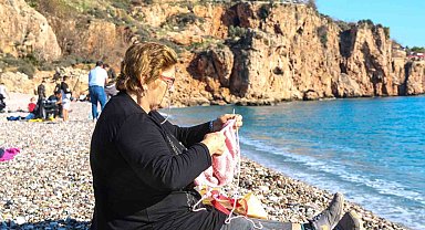 Antalya'da yaz aylarını aratmayan havayı görenler sahile koştu