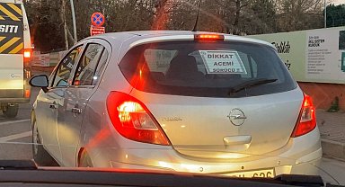 Aracının arka camına "dikkat acemi sürücü" yazarak seyreden sürücü kamerada
