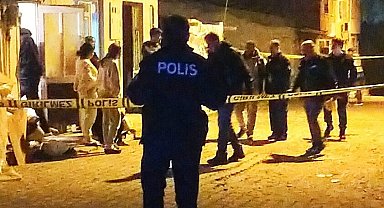 Araçla girdikleri sokakta bir evi kurşun yağmuruna tuttular