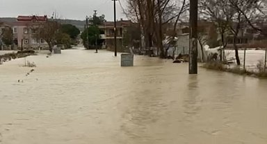 Araçlar mahsur kaldı işyerlerini su bastı