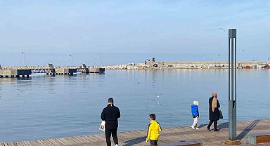 Aralık ayının son günlerinde sıcak havayı gören sahile koştu