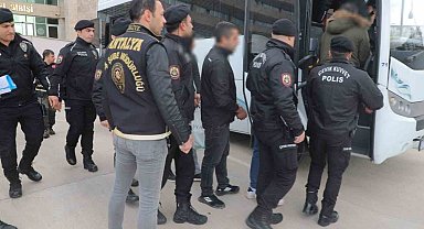 Arama kaydı bulunan 98 şahıs yakalandı
