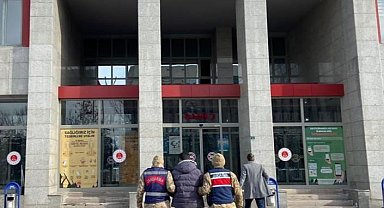 Aranan şahıslar jandarmadan kaçamadı