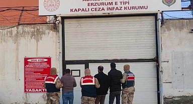 Aranan şahıslar jandarmadan kaçamadı