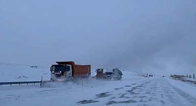 Ardahan'da kar esareti: Yollar kapandı, zincirleme kazalar meydana geldi