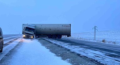Ardahan'da tipide kontrolden çıkan tırlar yolu trafiğe kapattı