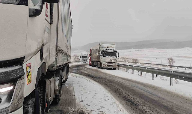 Ardahan'da yollar kapandı, tırlar mahsur kaldı