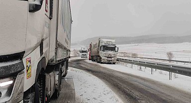 Ardahan'da yollar kapandı, tırlar mahsur kaldı