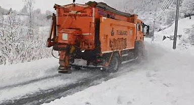 Artvin'de etkili olan kar yağışı ve heyelan nedeniyle 63 köy yolu ulaşıma kapandı
