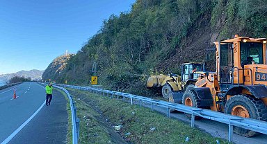 Artvin'de heyelan nedeniyle karayolu ulaşıma kapandı